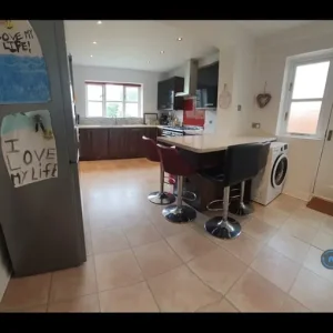 4 bedroom semi-detached house with garden and garage - Image 8