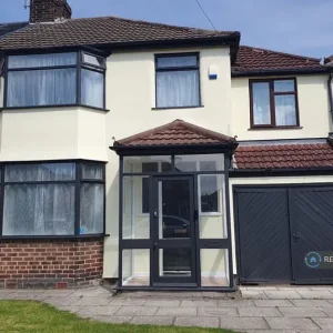 4 bedroom semi-detached house with garden and garage