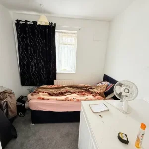 3 Bedroom Semi Detached House with Two Living Rooms - Image 7