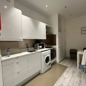 Studio flat in Harrow Road, W9 - Image 2