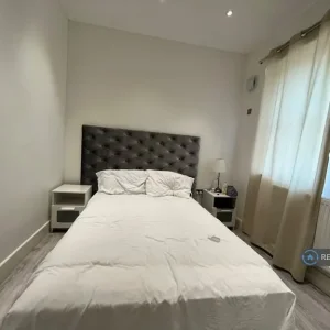 Studio flat in Harrow Road, W9 - Image 3