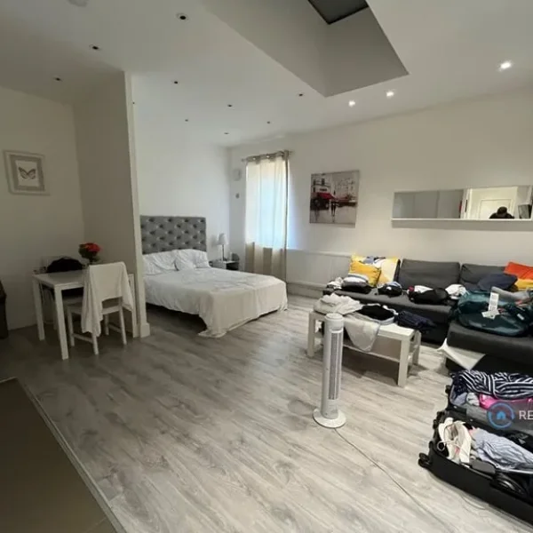 Studio flat in Harrow Road, W9