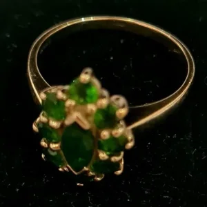 9ct yellow gold emerald stones ring - Image 4