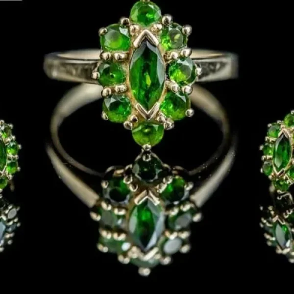 9ct yellow gold emerald stones ring