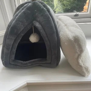 Cosy Plush Cat Basket with cushion - Image 3