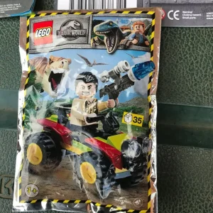 3 X Lego Jurassic World Magazines & 3 Sealed Mini Bags - Image 7