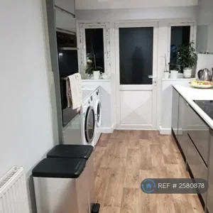 3 bedroom semi-detached house with conservatory and garage - Image 2