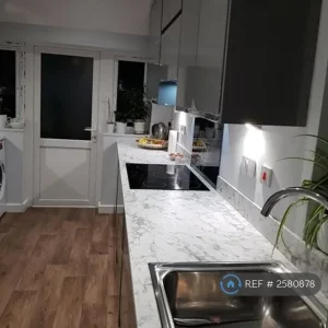 3 bedroom semi-detached house with conservatory and garage - Image 3