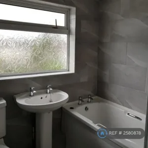 3 bedroom semi-detached house with conservatory and garage - Image 8