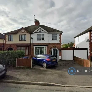 3 bedroom semi-detached house with conservatory and garage