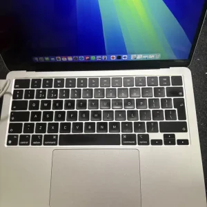 MacBook M2 (2022) 13 inch laptop - Image 3