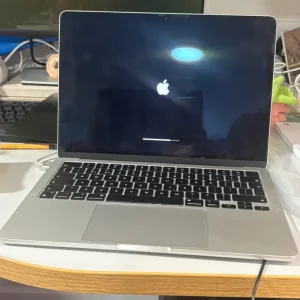 MacBook M2 (2022) 13 inch laptop - Image 4