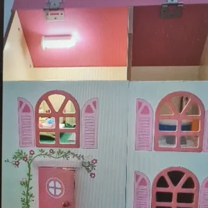 Childrens Dolls house with Playmobile Fixtures and a family set - Image 2