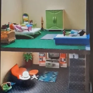 Childrens Dolls house with Playmobile Fixtures and a family set - Image 3