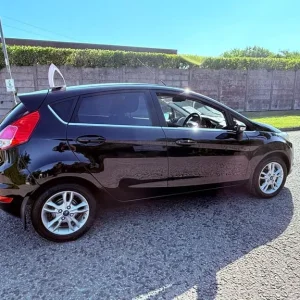 2016 Ford Fiesta 1.0 EcoBoost 5-door manual in black - Image 3