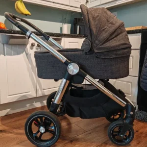 Mamas and Papas Ocarro pram frame and carry cot - Image 3