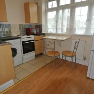 Ground floor 1 bedroom flat with en-suite and kitchen - Image 4