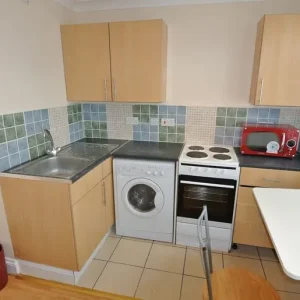 Ground floor 1 bedroom flat with en-suite and kitchen - Image 5