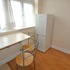 Ground floor 1 bedroom flat with en-suite and kitchen - Image 6