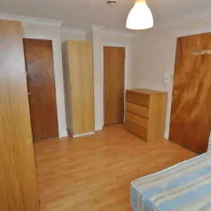 Ground floor 1 bedroom flat with en-suite and kitchen - Image 8