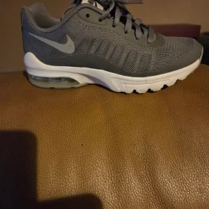 Big kids/junior's unisex nike trainers - Image 2