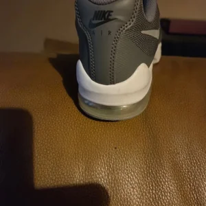 Big kids/junior's unisex nike trainers - Image 3