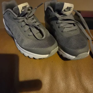 Big kids/junior's unisex nike trainers - Image 8