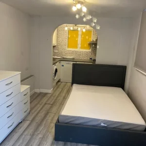 Spacious studio flat in Cirencester, Chesterton - Image 2