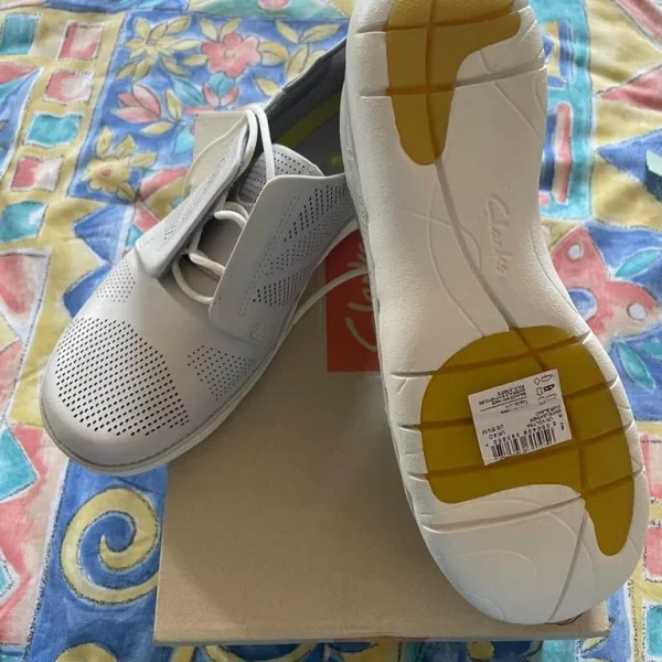 Clarks women's light leather shoes size 4