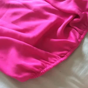 New Look Pink Cropped Satin-Feel Top with Black Lace Detail - Image 3