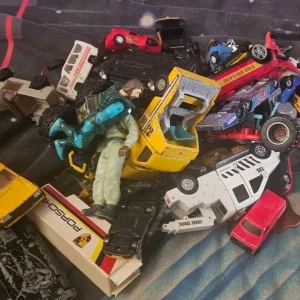 Books and toy cars - Image 3