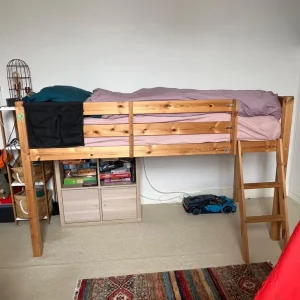 Raised kid bed