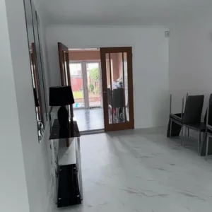 4 Bedrooms semi-detached house - Image 3