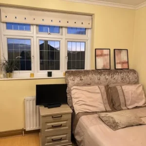 4 Bedrooms semi-detached house - Image 6