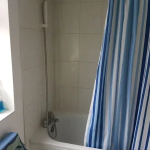 Large double bedroom in Coronation Avenue house, Chigwell - Image 4