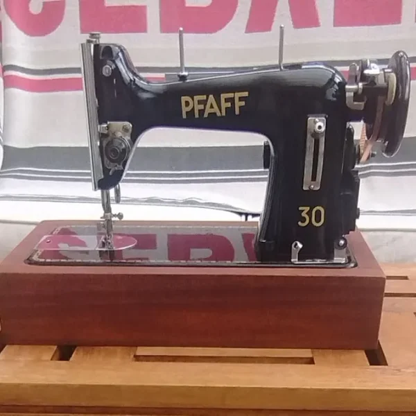 PFAFF 30 SEWING MACHINE