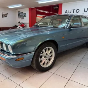 2001 Jaguar XJ8 3.2 Executive 4-door Auto Saloon Petrol - Image 2