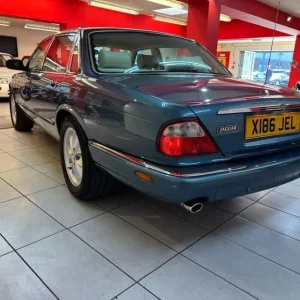 2001 Jaguar XJ8 3.2 Executive 4-door Auto Saloon Petrol - Image 3