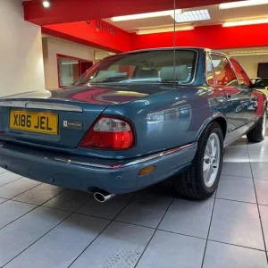 2001 Jaguar XJ8 3.2 Executive 4-door Auto Saloon Petrol - Image 4