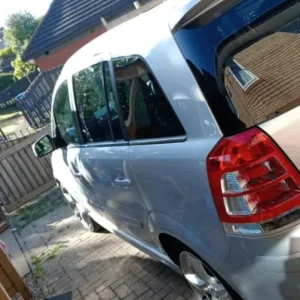 Vauxhall Zafira 1.9 MPI, 2010, 5-door MPV - Image 3