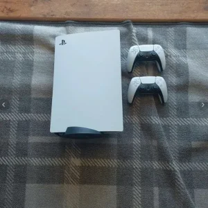 PS5 + 2 controllers