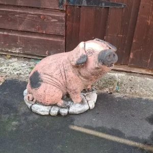 Garden concrete pig ornament - Image 2