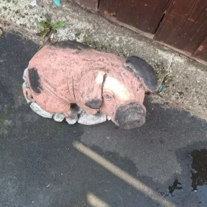 Garden concrete pig ornament - Image 3