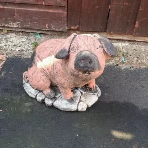 Garden concrete pig ornament - Image 6