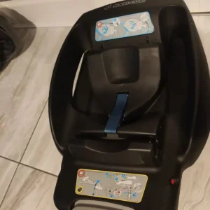 Maxi Cosi car seat with base and adapters - Image 2