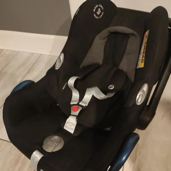 Maxi Cosi car seat with base and adapters