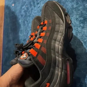 Men’s 110’s size 8.5 - Image 2