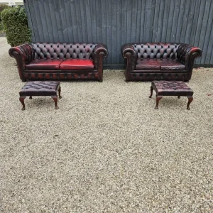 Beautiful vintage 3 & 2 seater chesterfield sofas with matching footstools 🇬🇧 - Image 2