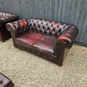Beautiful vintage 3 & 2 seater chesterfield sofas with matching footstools 🇬🇧 - Image 3