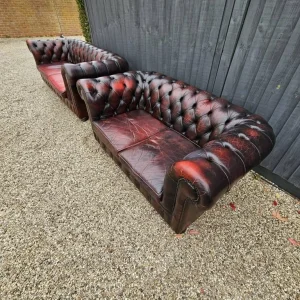 Beautiful vintage 3 & 2 seater chesterfield sofas with matching footstools 🇬🇧 - Image 7